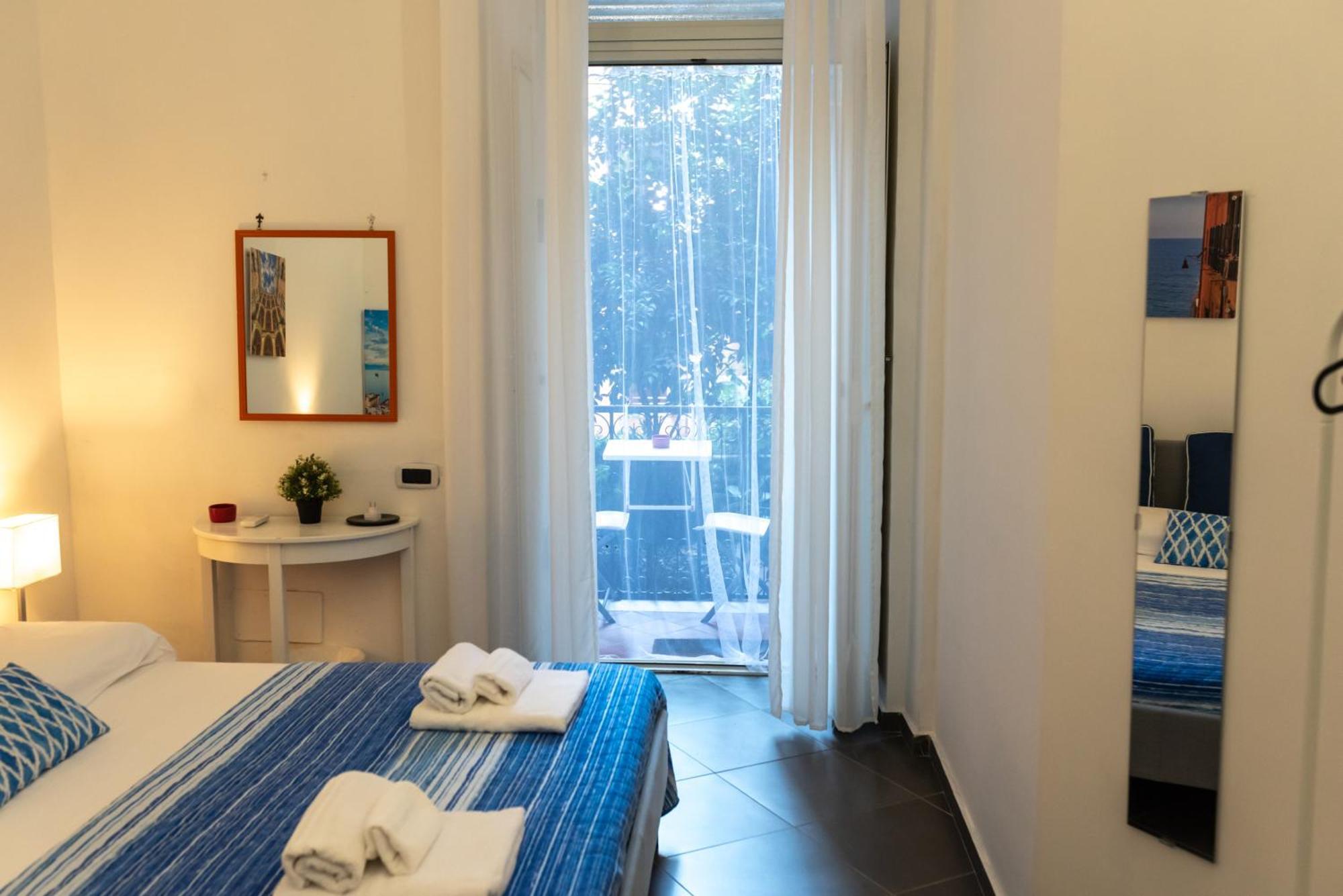 Sottosopra Chiaia Apartment *